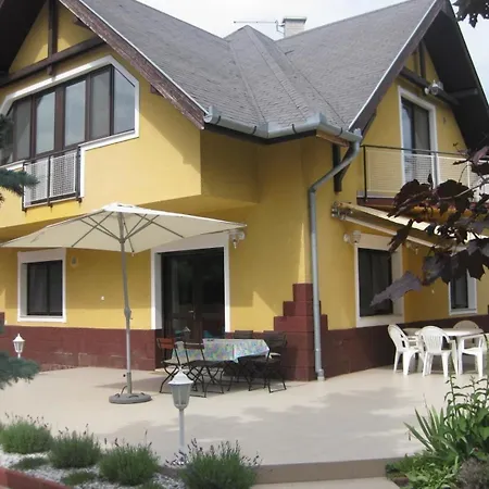 Ferienhaus Uber Zwei Etagen Mit Eigenem Garten Und Gemeinschaftlichem Schwimmbad * Zamardi