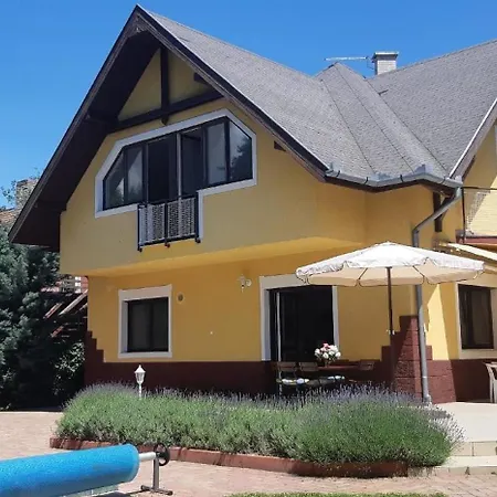 Ferienhaus Uber Zwei Etagen Mit Eigenem Garten Und Gemeinschaftlichem Schwimmbad