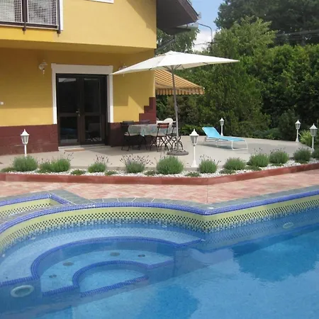 Ferienhaus Uber Zwei Etagen Mit Eigenem Garten Und Gemeinschaftlichem Schwimmbad * Zamardi